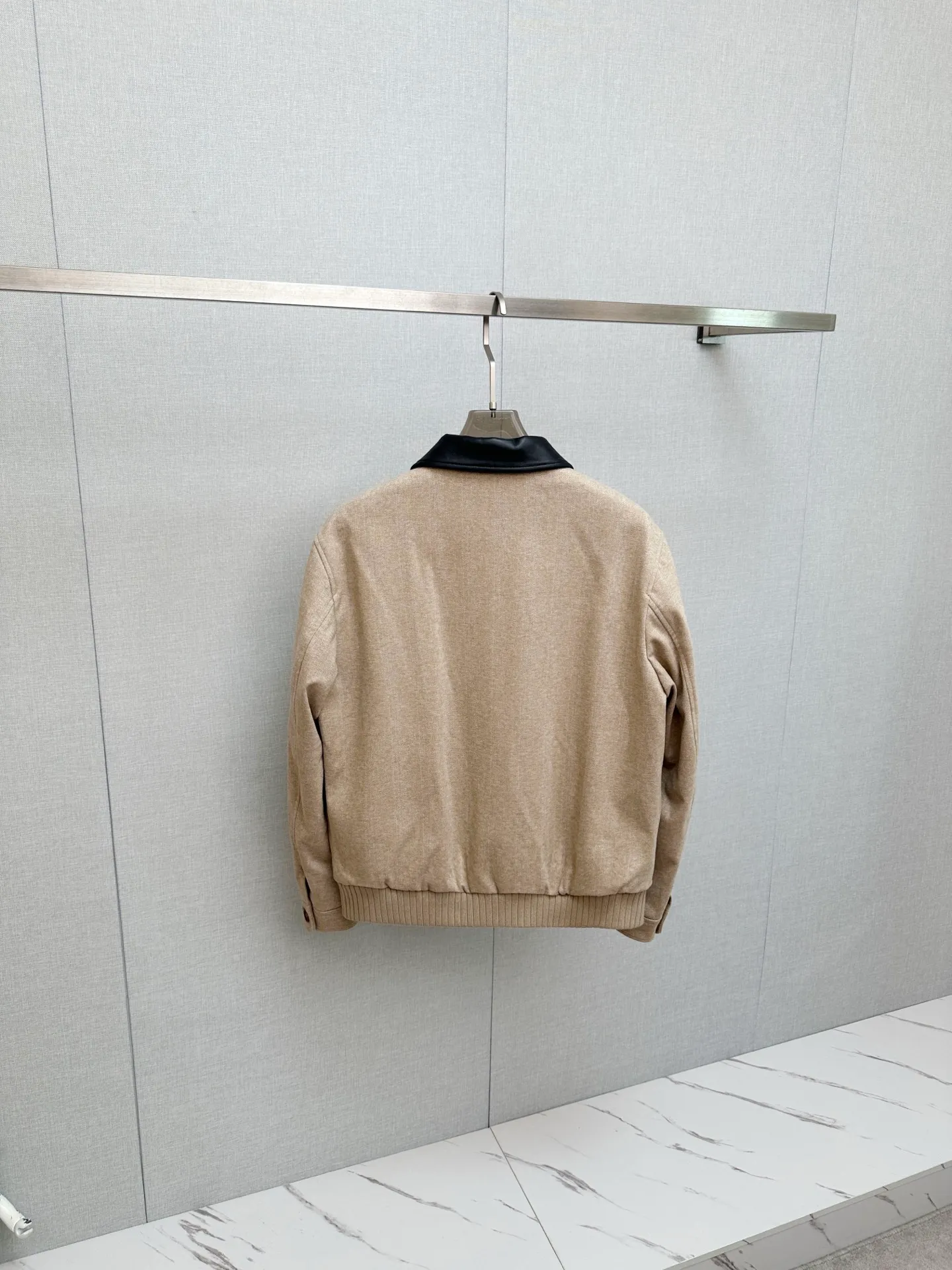 LP foreign trade company order! Imported original fabric, goose down and sheepskin, very straight and drapey, the whole piece of clothing has been machined neatly and neatly, and all hardware accessories are top-grade accessories with logos supplied by customers. At first glance, it is a high-end fabric. This fabric is all custom-woven! Good products from regular big manufacturers! Very practical. Sizes: 48-56